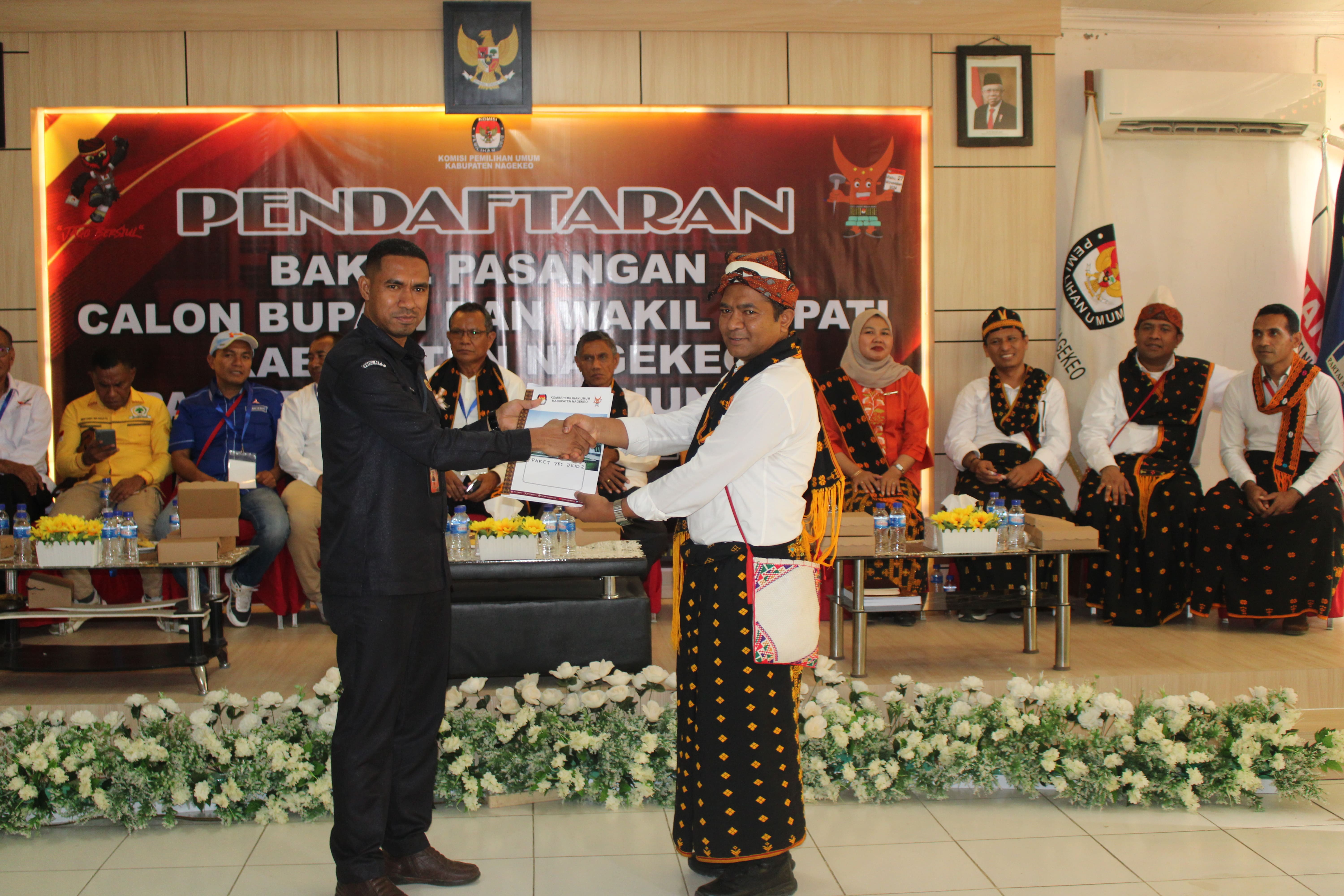 Ketua Bawaslu Kabupaten Nagekeo Yohanes Emanuel Nane (kiri) saat menerima formulir pemeriksaan kelengkapan berkas bapaslon oleh KPU Kabupaten Nagek