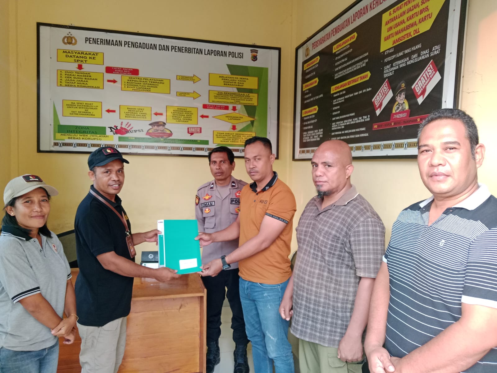 Kordiv P3S Bawaslu Nagekeo (Blasius Timba) Menyerahkan Dokumen Kepada Kasat Reskrim Polres Nagekeo (Iptu Dominggus NS Lesu Duran)