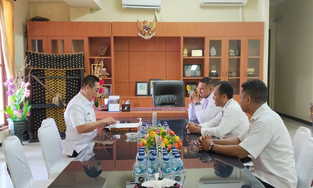 Photo Penyerahan Dokumen Hasil Penanganan Pelanggaran Nterlitas Kepala Desa