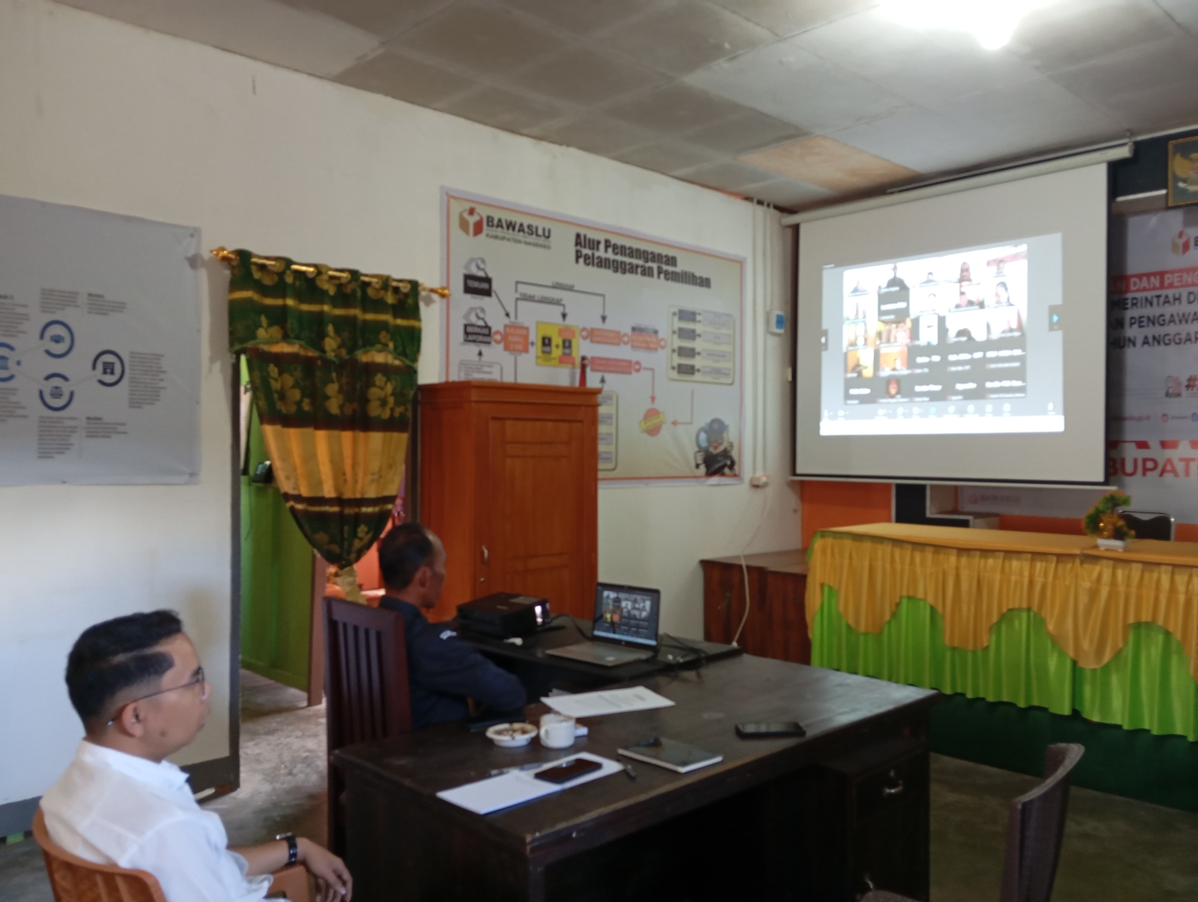 Koordinator Divisi HP2H Abdulah Sykur dan Staf HP2H Isral Yondri saat mengikuti Rapat Inventarisasi Produk Hukum secara daring
