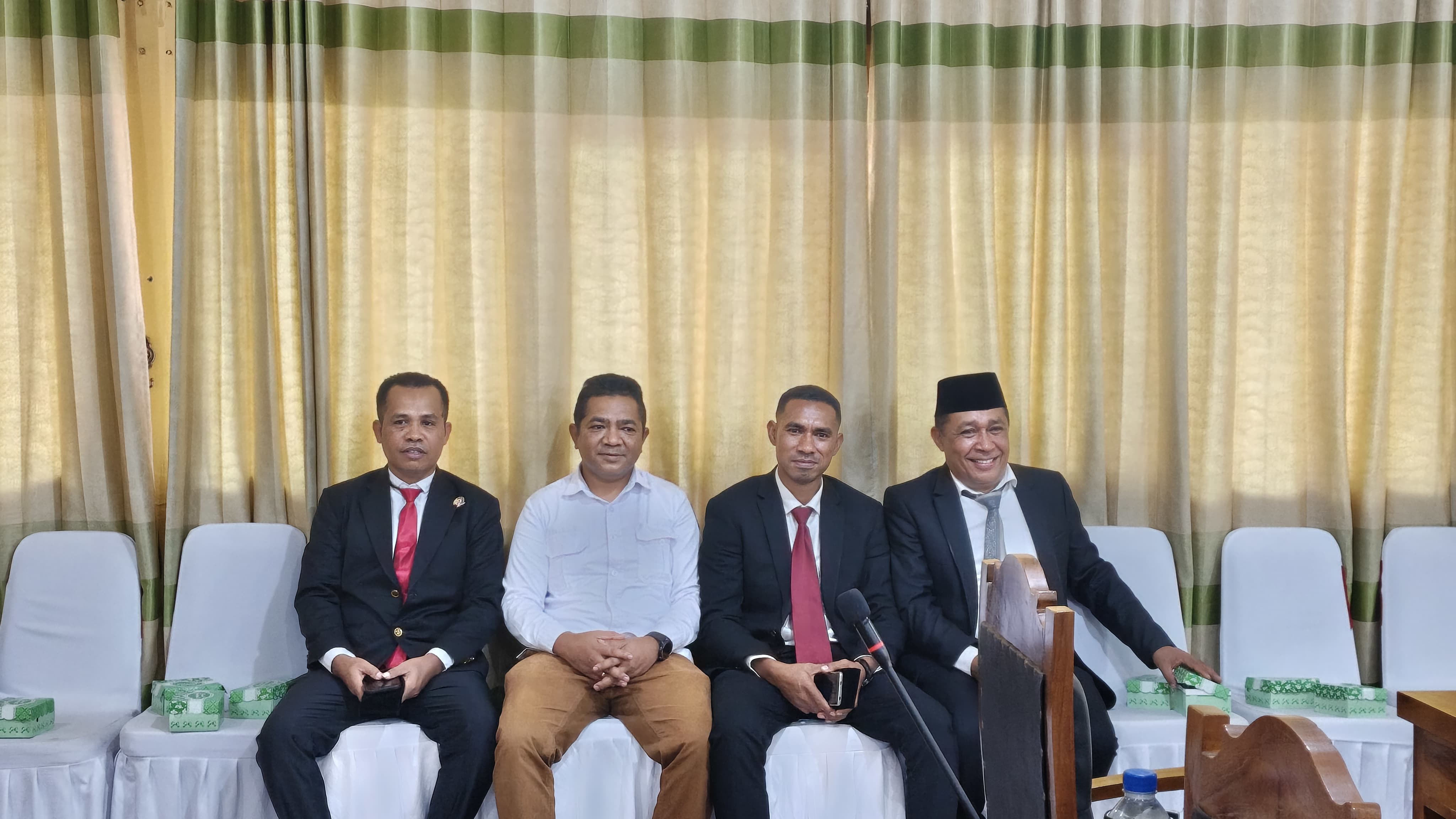 Pimpinan Bawaslu Kabupaten Nagekeo, Yohanes Emanuel Nane dan Blasius Timba saat menghadiri acara pelantikan PAW Anggota DPRD Kabupaten Nagekeo.