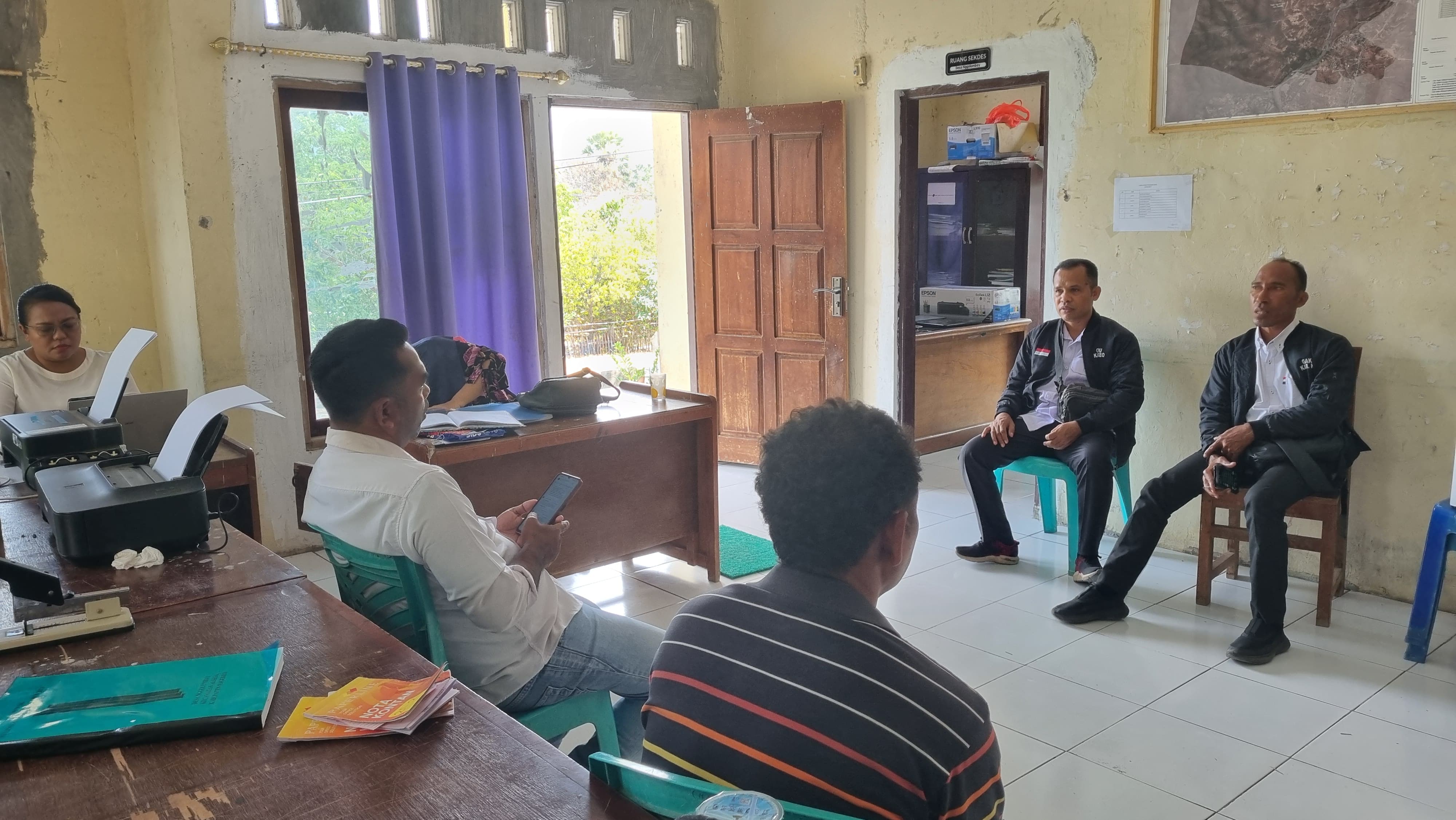 Kordiv P3S Blasius Timba dan Kordiv HP2H Abdulah Syukur saat melakukan Uji Petik Data Pemilih Berkelanjutan