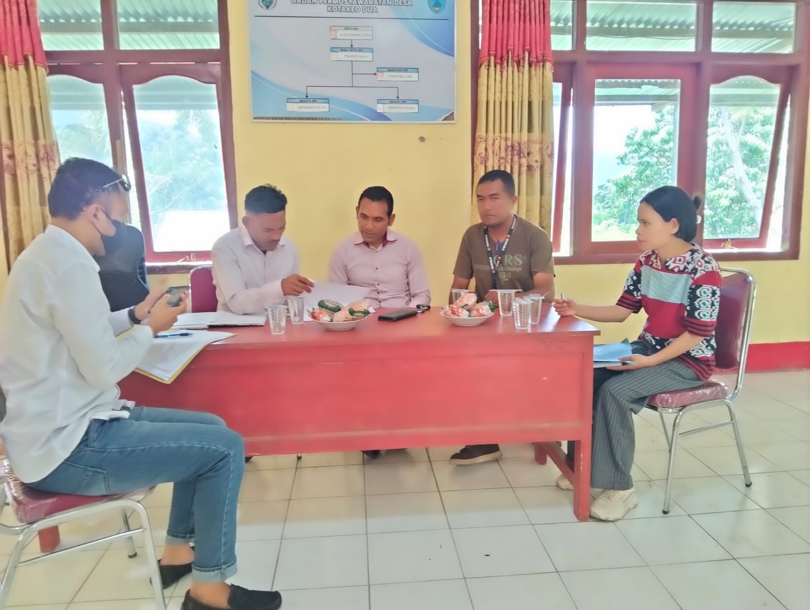 Koordinator Sekretariat Bawaslu Kabupaten Nagekeo Stefanus Do Ratu (kedua dari kanan) saat melakukan pengawasan Coktas yang dialkukan oleh KPU Nagekeo.