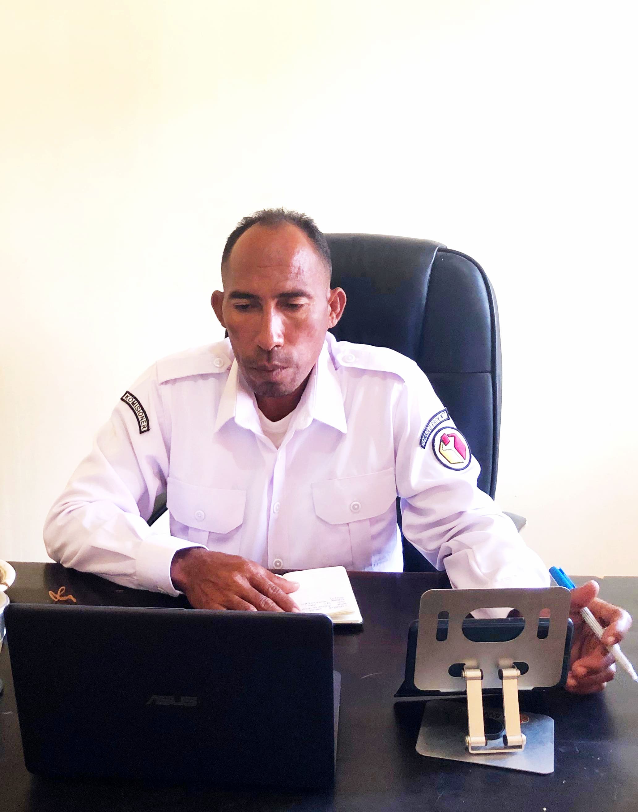 Kordiv HP2H Bawaslu Kabupaten Nagekeo Abdulah Syukur saat mengikuti Rapat Koordinasi Pengawasan Pemutakhiran Data Pemilih Berkelanjutan Semester II tahun 2025 melalui media daring (zoom).