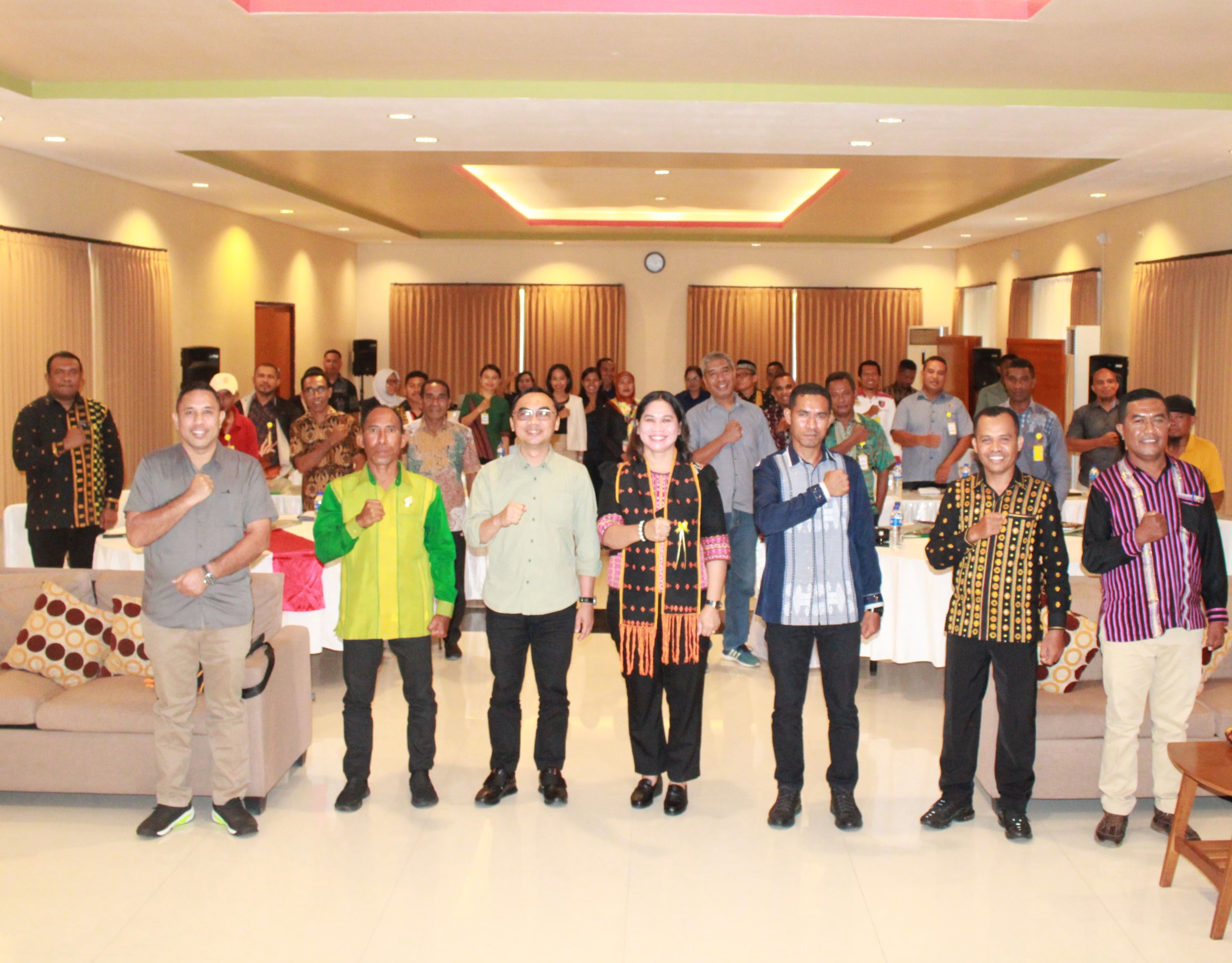 Foto bersama Narsumber dan Peserta Kegiatan Rapat Peningkatan Kapasitas Kelembagaan Bawaslu Kabupaten Nagekeo Tahun 2025.