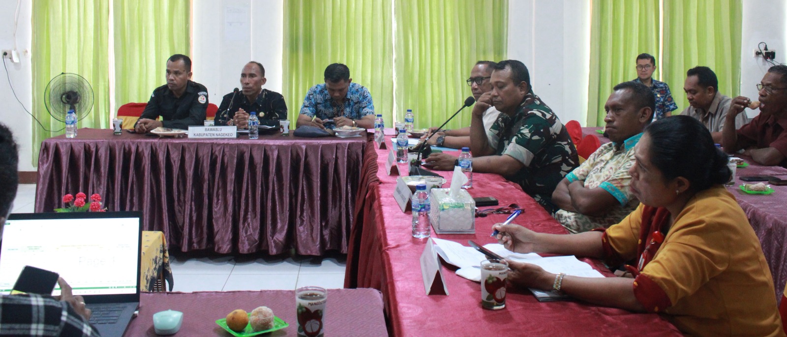  Koordinator Divisi Hukum, Pencegahan, Partisipasi Masyarakat dan Humas (HP2H) Abdulah Syukur dan Koordinator Divisi Penanganan Pelanggaran dan Penyelesaian Sengketa (P3S) Blasius Timba bersama staf Bawaslu Kabupaten Nagekeo menghadiri Rapat Pleno Rekapitulasi Daftar Pemilih Berkelanjutan (DPB) Triwulan III tahun 2025 Tingkat Kabupaten Nagekeo 