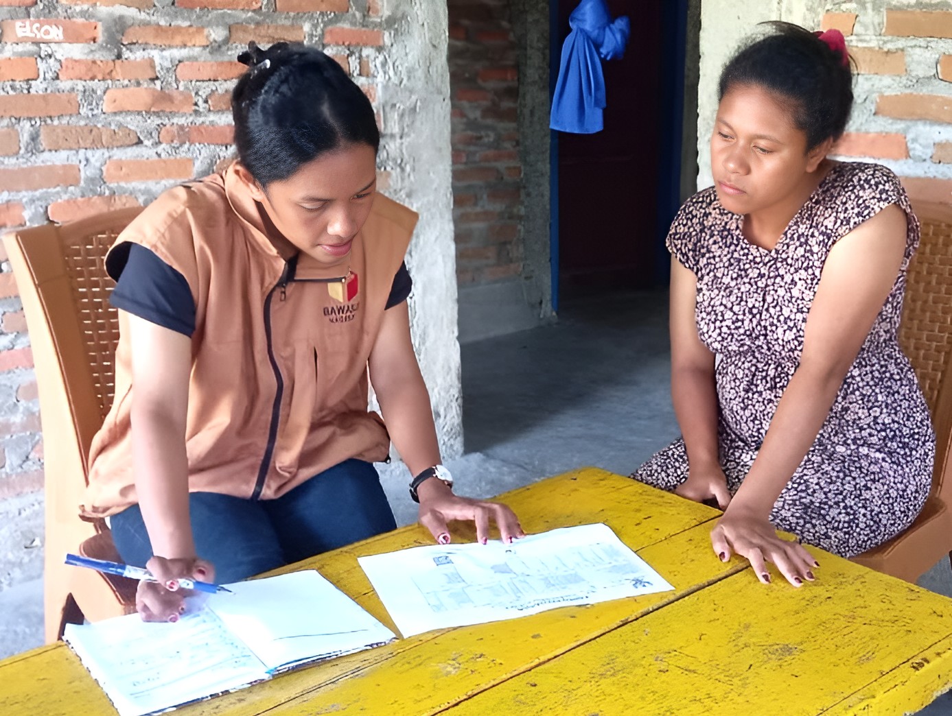 Felixia Loru Wora, Staf Divisi HP2H Bawaslu Kabupaten Nagekeo saat melakukan Uji Petik PDPB di Kecamatan Nangaroro.
