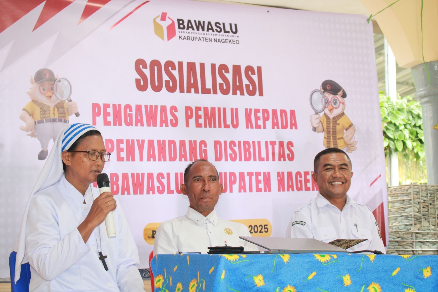 Bawaslu Kabupaten Nagekeo saat melakukan Sosialisasi Pengawasan Pemilu kepada Penyandang Disabilitas di Panti Asuhan Bhakti Luhur Boanio pada Sabtu (13/11). 