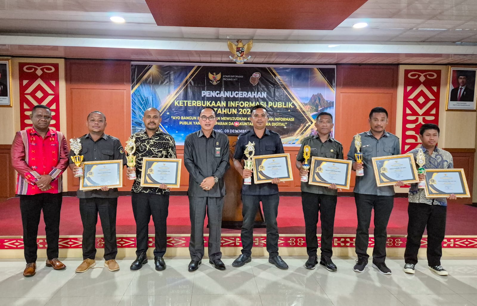 Operator PPID Bawaslu Kabupaten Nagekeo Foto bersama saat menerima Piagam Penghargaan KIP Provinsi NTT. 