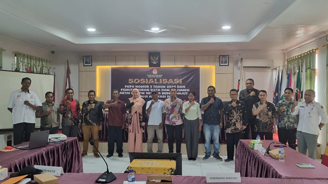 Ketua Bawaslu Kabupaten Nagekeo, Yohanes E. Nane (tengah) saat sesi foto bersama setelah kegiatan Sosialisasi Peraturan Komisi Pemilihan Umum (PKPU) Nomor 3 Tahun 2025.