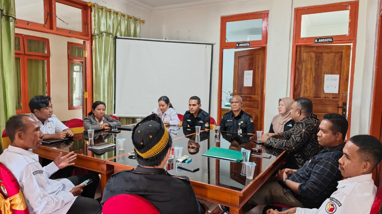 Anggota Bawaslu Kabupaten Nagekeo, Abdulah Syukur saat melakukan Koordinasi DPB bersama KPU Nagekeo