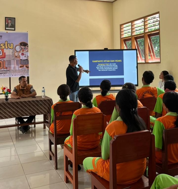 Para siswa kelas XI dan XII SMA Katolik St. Teresia Danga saat mendengarkan sosialisasi mengenai peran pengawas pemilu, pencegahan dan penindakan pelanggaran pemilu yang diselenggarakan Bawaslu Kabupaten Nagekeo, Sabtu (21/2/2026).