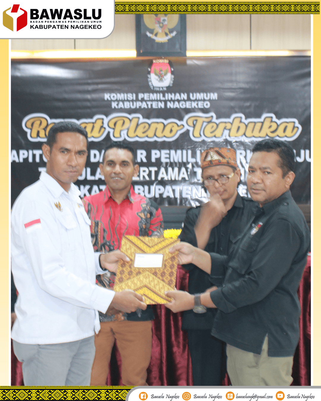 Ketua Bawaslu Kabupaten Nagekeo, Yohanes E. Nane saat menerima dokumen Berita Acara Penetapan Daftar Pemilih Berkelanjutan Triwulan I Tahun 2026