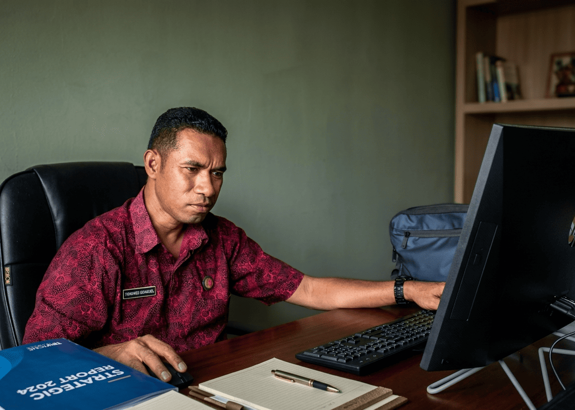 etua Bawaslu Kabupaten Nagekeo, Yohanes Emanuel Nane saat mengikuti kegiatan Rapat Evaluasi Bulanan SDMO Bawaslu Provinsi NTT secara Daring.