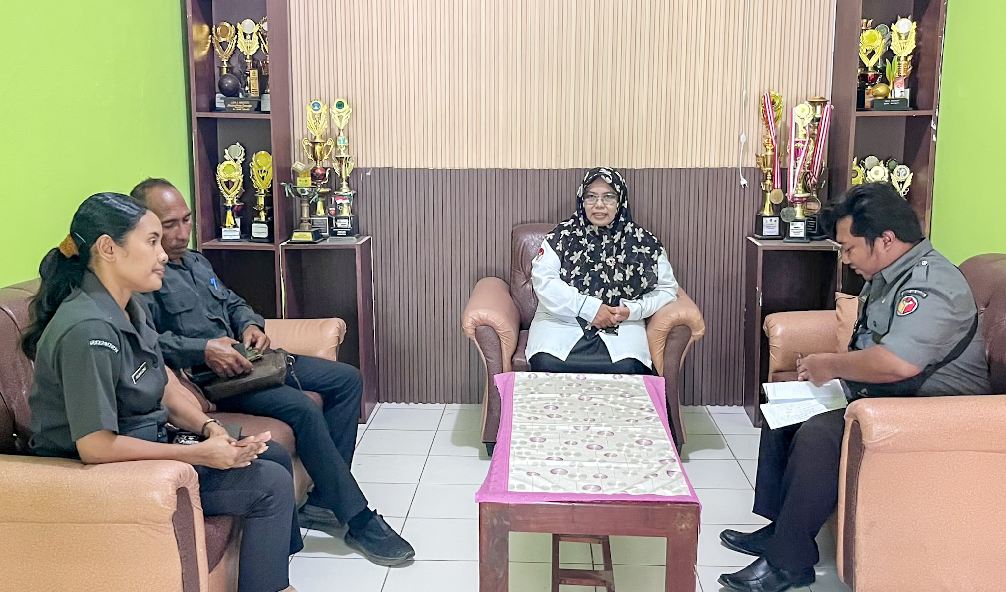 Anggota Bawaslu Kabupaten Nagekeo, Abdulah Syukur, bersama staf saat menyambangi Kepala MAN Mbay, Vera Kartina, pada Senin (11/5)