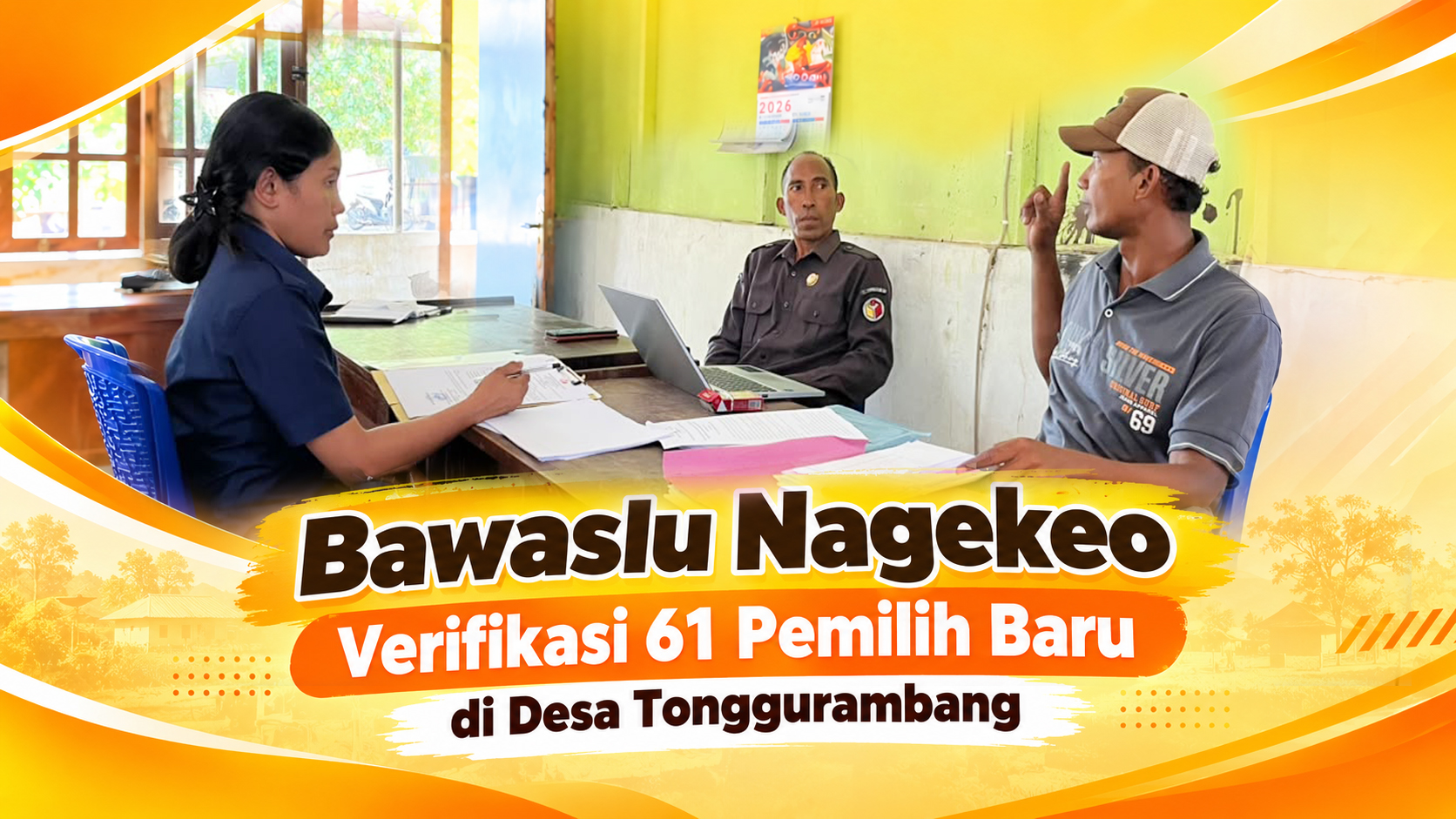Anggota Bawaslu Kabupaten Nagekeo, Abdulah Syukur saat melakukan pengawasan PDPB di Kantor desa Tonggurambang pada, Senin (21/09/2026).