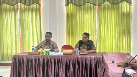 Ketua Bawaslu Kabupaten Nagekeo, Yohanes E. Nane (tengah) saat sesi foto bersama setelah kegiatan Sosialisasi Peraturan Komisi Pemilihan Umum (PKPU) Nomor 3 Tahun 2025.