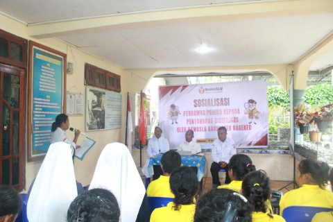 Mbay – Bawaslu Kabupaten Nagekeo menegaskan komitmennya dalam mewujudkan Pemilu yang inklusif dan setara melalui kegiatan "Sosialisasi Pengawasan Pemilu kepada Penyandang Disabilitas" di Panti Asuhan Bhakti Luhur Boanio, Sabtu (13/11). Kegiatan sosialisasi ini merupakan langkah konkret Bawaslu untuk menjamin keterlibatan politik yang setara bagi seluruh warga negara, khususnya bagi penyandang disabilitas. Tujuannya adalah mendorong peran aktif mereka dalam seluruh tahapan pengawasan dan penyelenggaraan Pemi