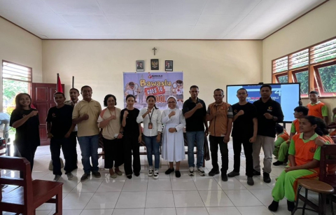 Para siswa kelas XI dan XII SMA Katolik St. Teresia Danga saat mendengarkan sosialisasi mengenai peran pengawas pemilu, pencegahan dan penindakan pelanggaran pemilu yang diselenggarakan Bawaslu Kabupaten Nagekeo, Sabtu (21/2/2026).