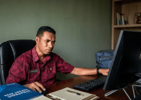 etua Bawaslu Kabupaten Nagekeo, Yohanes Emanuel Nane saat mengikuti kegiatan Rapat Evaluasi Bulanan SDMO Bawaslu Provinsi NTT secara Daring.