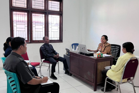 Anggota Bawaslu Kabupaten Nagekeo, Abdulah Syukur saat melakukan Koordinasi DPB bersama Dukcapil Nagekeo