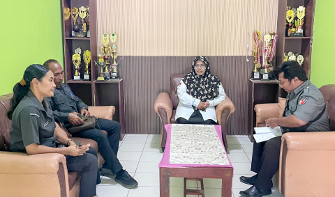 Anggota Bawaslu Kabupaten Nagekeo, Abdulah Syukur, bersama staf saat menyambangi Kepala MAN Mbay, Vera Kartina, pada Senin (11/5)