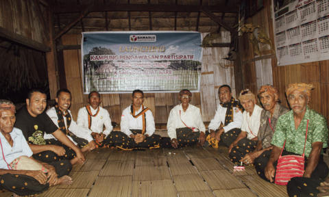 Pimpinan Bawaslu Kabupaten Nagekeo bersama tokoh adat Suku Bare saat Launching Kampung Pengawasan Partisipatif pada Selasa, 5 Mei 2026