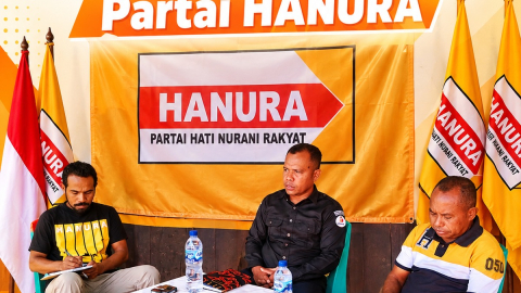 Anggota Bawaslu Kabupaten Nagekeo, Blasius Timba saat melakukan Konsolidasi Demokrasi di kantor DPD Partai Hanura