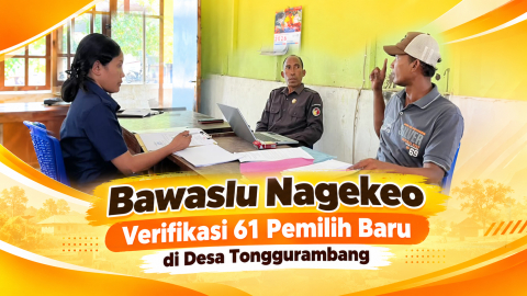 Anggota Bawaslu Kabupaten Nagekeo, Abdulah Syukur saat melakukan pengawasan PDPB di Kantor desa Tonggurambang pada, Senin (21/09/2026).