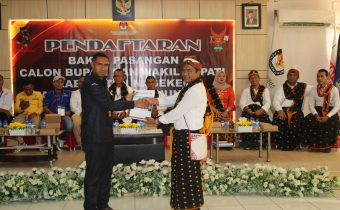 Ketua Bawaslu Kabupaten Nagekeo Yohanes Emanuel Nane (kiri) saat menerima formulir pemeriksaan kelengkapan berkas bapaslon oleh KPU Kabupaten Nagek