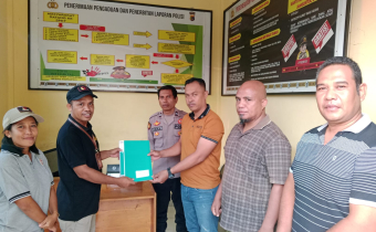Kordiv P3S Bawaslu Nagekeo (Blasius Timba) Menyerahkan Dokumen Kepada Kasat Reskrim Polres Nagekeo (Iptu Dominggus NS Lesu Duran)