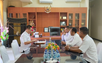 Photo Penyerahan Dokumen Hasil Penanganan Pelanggaran Nterlitas Kepala Desa