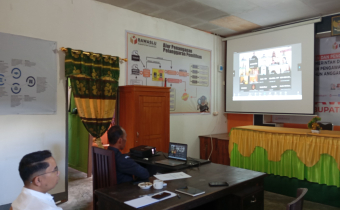 Koordinator Divisi HP2H Abdulah Sykur dan Staf HP2H Isral Yondri saat mengikuti Rapat Inventarisasi Produk Hukum secara daring