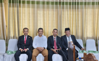 Pimpinan Bawaslu Kabupaten Nagekeo, Yohanes Emanuel Nane dan Blasius Timba saat menghadiri acara pelantikan PAW Anggota DPRD Kabupaten Nagekeo.