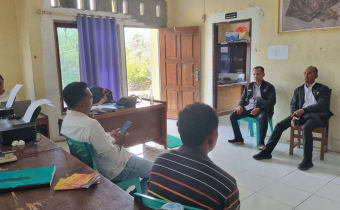 Kordiv P3S Blasius Timba dan Kordiv HP2H Abdulah Syukur saat melakukan Uji Petik Data Pemilih Berkelanjutan