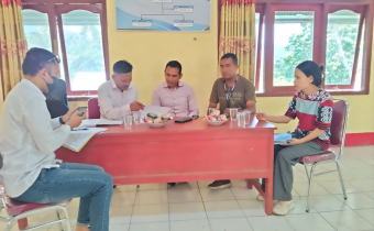 Koordinator Sekretariat Bawaslu Kabupaten Nagekeo Stefanus Do Ratu (kedua dari kanan) saat melakukan pengawasan Coktas yang dialkukan oleh KPU Nagekeo.