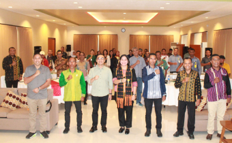 Foto bersama Narsumber dan Peserta Kegiatan Rapat Peningkatan Kapasitas Kelembagaan Bawaslu Kabupaten Nagekeo Tahun 2025.