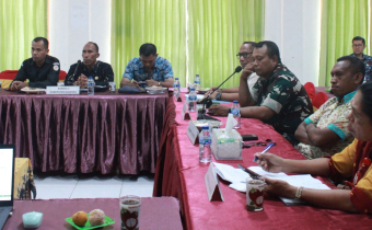  Koordinator Divisi Hukum, Pencegahan, Partisipasi Masyarakat dan Humas (HP2H) Abdulah Syukur dan Koordinator Divisi Penanganan Pelanggaran dan Penyelesaian Sengketa (P3S) Blasius Timba bersama staf Bawaslu Kabupaten Nagekeo menghadiri Rapat Pleno Rekapitulasi Daftar Pemilih Berkelanjutan (DPB) Triwulan III tahun 2025 Tingkat Kabupaten Nagekeo 