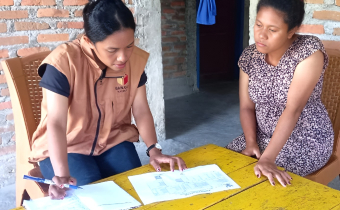 Felixia Loru Wora, Staf Divisi HP2H Bawaslu Kabupaten Nagekeo saat melakukan Uji Petik PDPB di Kecamatan Nangaroro.