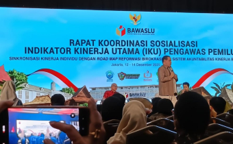 Pemaparan materi oleh Anggota Bawaslu RI, Erwin J.H. Malonda, terkait pentingnya IKU dalam menjaga amanah demokrasi melalui kinerja yang berintegritas