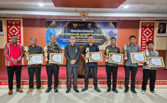 Operator PPID Bawaslu Kabupaten Nagekeo Foto bersama saat menerima Piagam Penghargaan KIP Provinsi NTT. 