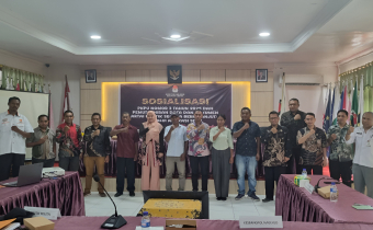 Ketua Bawaslu Kabupaten Nagekeo, Yohanes E. Nane (tengah) saat sesi foto bersama setelah kegiatan Sosialisasi Peraturan Komisi Pemilihan Umum (PKPU) Nomor 3 Tahun 2025.