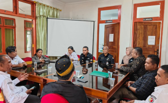 Anggota Bawaslu Kabupaten Nagekeo, Abdulah Syukur saat melakukan Koordinasi DPB bersama KPU Nagekeo