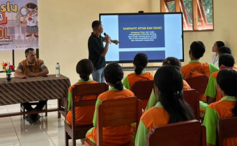 Para siswa kelas XI dan XII SMA Katolik St. Teresia Danga saat mendengarkan sosialisasi mengenai peran pengawas pemilu, pencegahan dan penindakan pelanggaran pemilu yang diselenggarakan Bawaslu Kabupaten Nagekeo, Sabtu (21/2/2026).