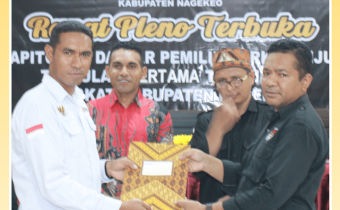 Ketua Bawaslu Kabupaten Nagekeo, Yohanes E. Nane saat menerima dokumen Berita Acara Penetapan Daftar Pemilih Berkelanjutan Triwulan I Tahun 2026