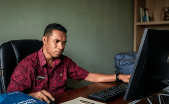 etua Bawaslu Kabupaten Nagekeo, Yohanes Emanuel Nane saat mengikuti kegiatan Rapat Evaluasi Bulanan SDMO Bawaslu Provinsi NTT secara Daring.