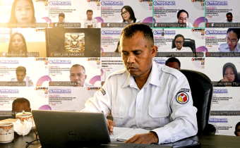 Koordinator Divisi Penanganan Pelanggaran dan Penyelesaian Sengketa (PPPS) Bawaslu Nagekeo, Blasius Timba saat mengikuti kegiatan Minggar secara daring, Rabu (15/04)