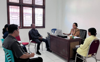 Anggota Bawaslu Kabupaten Nagekeo, Abdulah Syukur saat melakukan Koordinasi DPB bersama Dukcapil Nagekeo