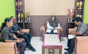 Anggota Bawaslu Kabupaten Nagekeo, Abdulah Syukur, bersama staf saat menyambangi Kepala MAN Mbay, Vera Kartina, pada Senin (11/5)