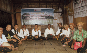 Pimpinan Bawaslu Kabupaten Nagekeo bersama tokoh adat Suku Bare saat Launching Kampung Pengawasan Partisipatif pada Selasa, 5 Mei 2026